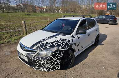 Хэтчбек Hyundai i30 2011 в 