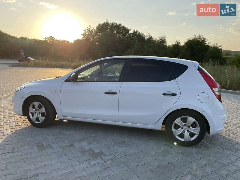 Хэтчбек Hyundai i30 2009 в 