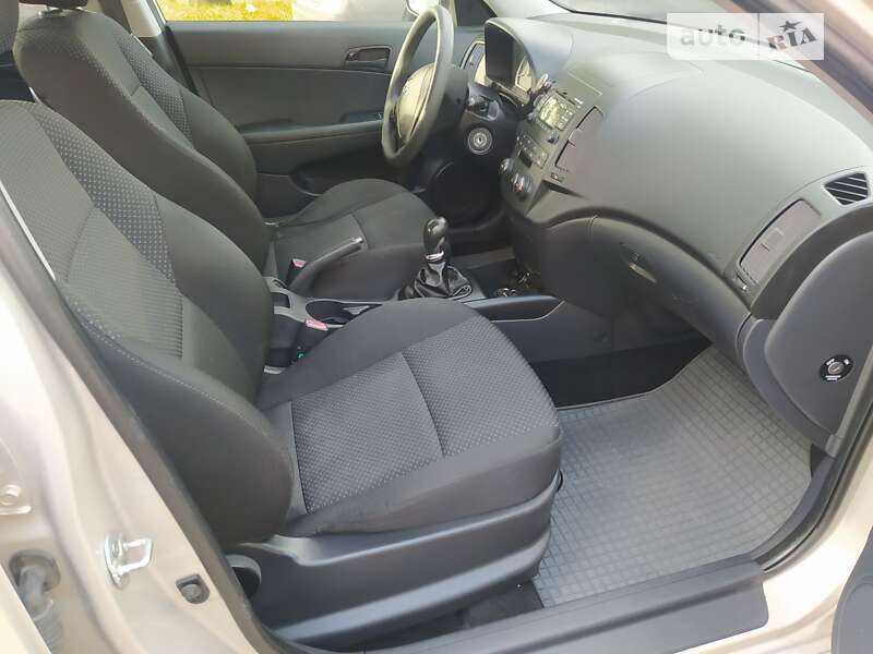 Хэтчбек Hyundai i30 2011 в Сарнах фото 11 Хэтчбек Hyundai i30 2011 в Сарнах