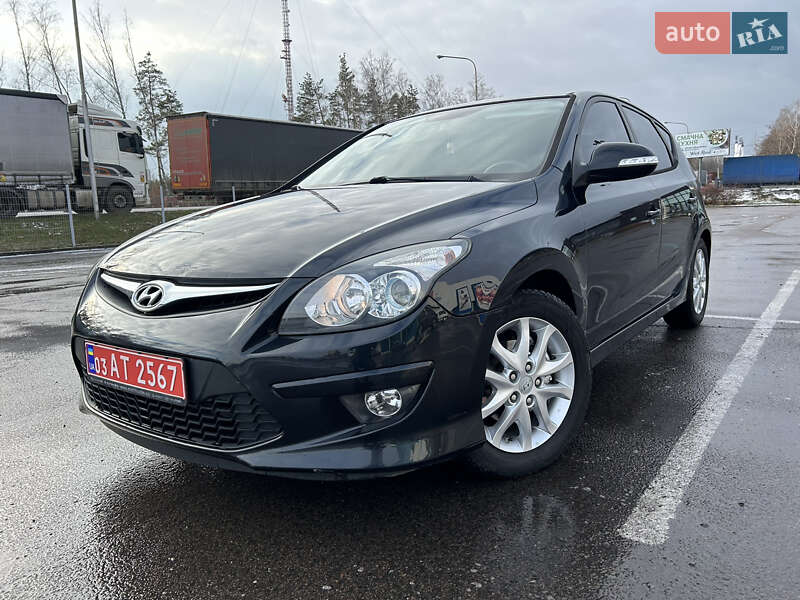 Хэтчбек Hyundai i30 2011 в 