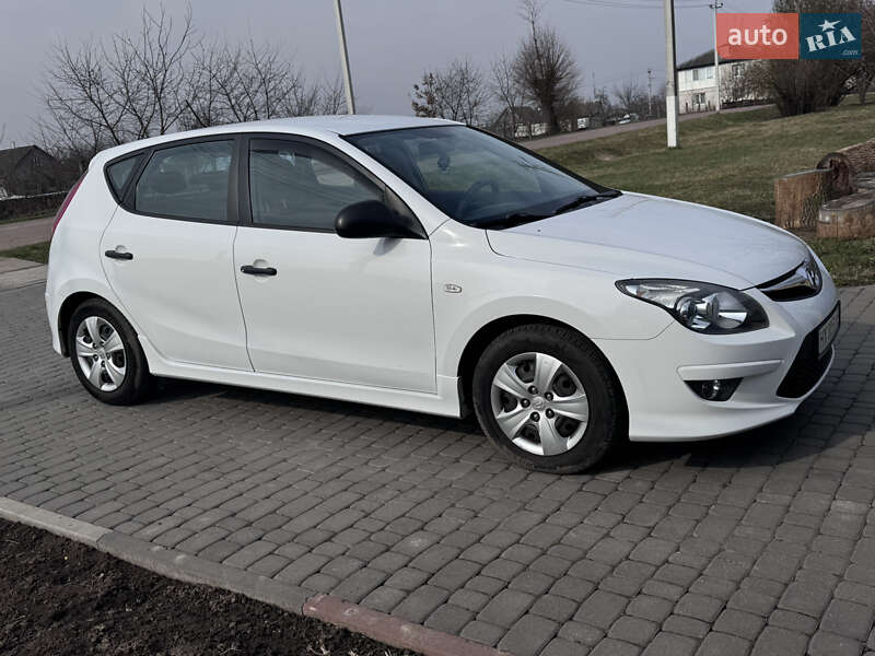 Хетчбек Hyundai i30 2011 в 