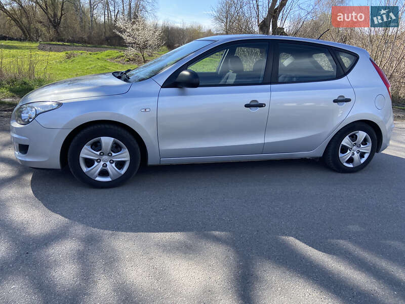 Хетчбек Hyundai i30 2010 в 