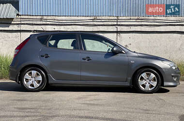 Хэтчбек Hyundai i30 2010 в 
