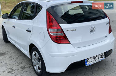 Хэтчбек Hyundai i30 2010 в 