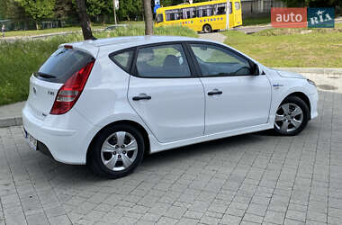 Хэтчбек Hyundai i30 2010 в 