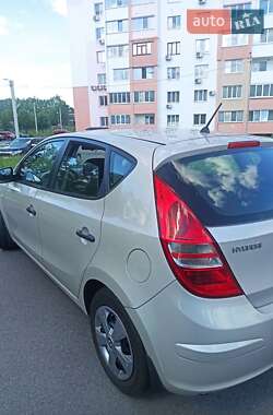 Хэтчбек Hyundai i30 2010 в 
