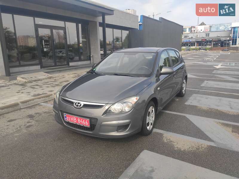 Хэтчбек Hyundai i30 2009 в 