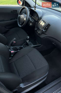 Хэтчбек Hyundai i30 2010 в 