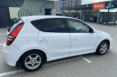Хэтчбек Hyundai i30 2010 в 