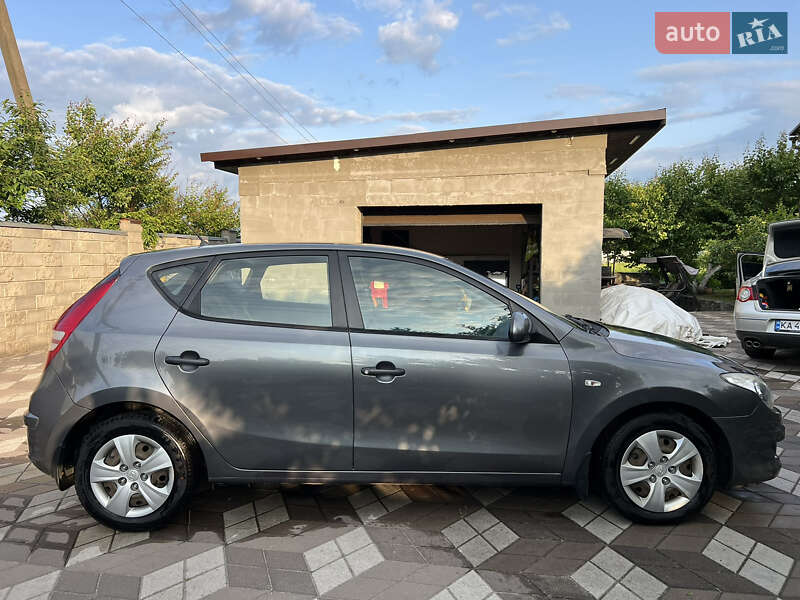Хэтчбек Hyundai i30 2010 в Березане