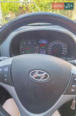 Хетчбек Hyundai i30 2011 в 