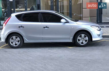 Хэтчбек Hyundai i30 2010 в 