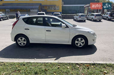 Хэтчбек Hyundai i30 2011 в 