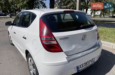 Хэтчбек Hyundai i30 2011 в 