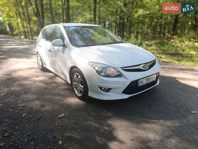 Хэтчбек Hyundai i30 2010 в 