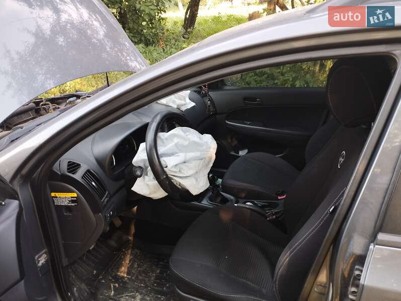Универсал Hyundai i30 2009 в Кельменцах