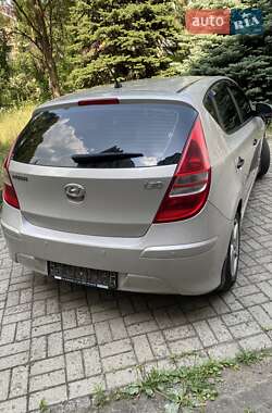 Хэтчбек Hyundai i30 2011 в 
