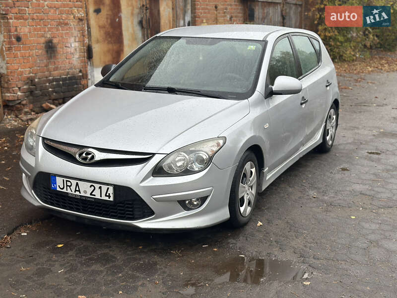 Хэтчбек Hyundai i30 2011 в Сумах