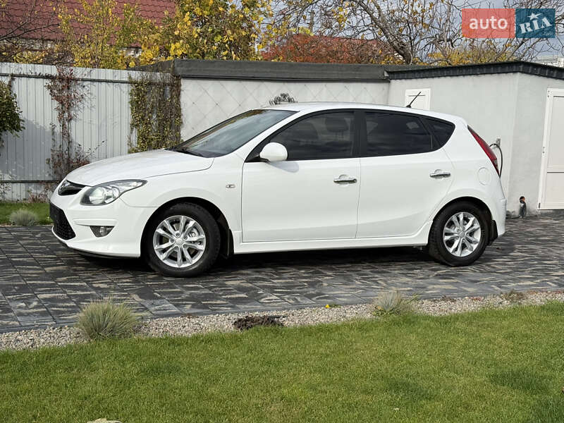 Хетчбек Hyundai i30 2010 в Дніпрі