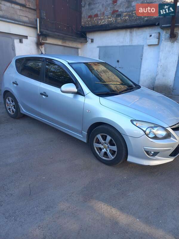 Хетчбек Hyundai i30 2010 в Кам'янському