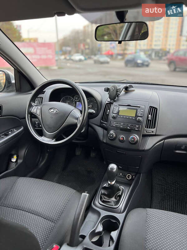 Хэтчбек Hyundai i30 2011 в Софиевской Борщаговке
