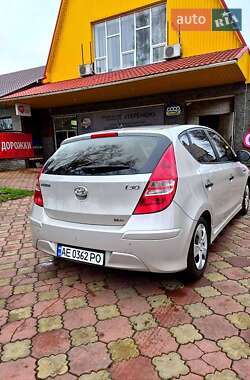 Хэтчбек Hyundai i30 2011 в Магдалиновке