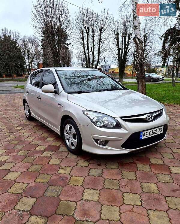 Хэтчбек Hyundai i30 2011 в Магдалиновке