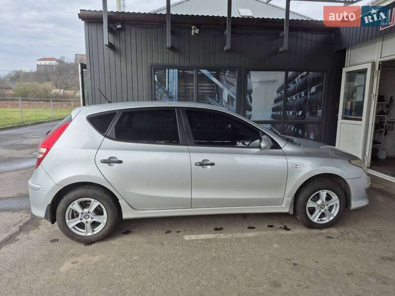Хэтчбек Hyundai i30 2011 в Мукачево