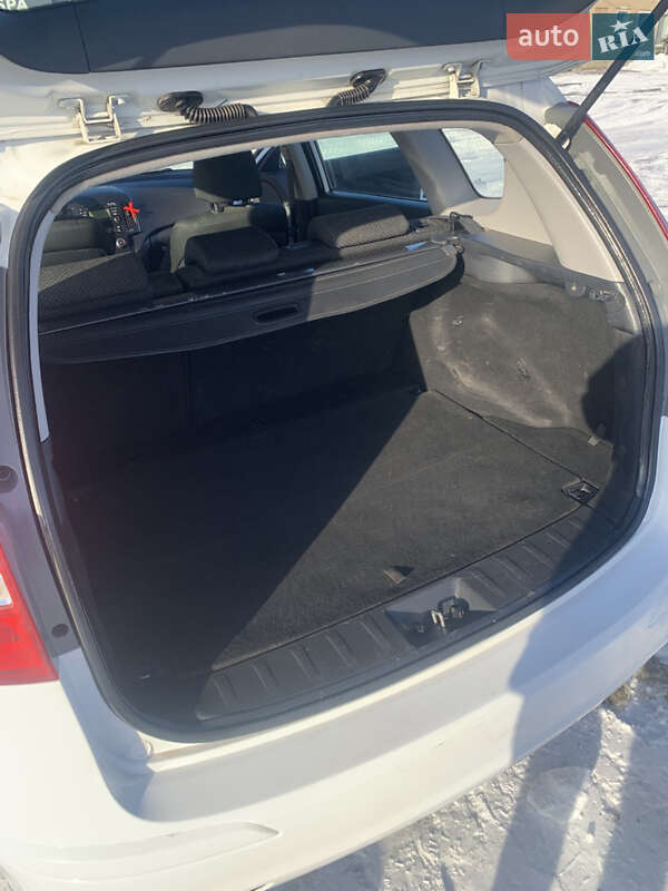 Универсал Hyundai i30 2011 в Ватутино