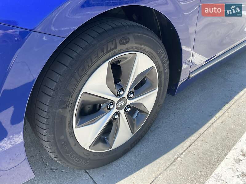Хэтчбек Hyundai Ioniq 2019 в Киеве