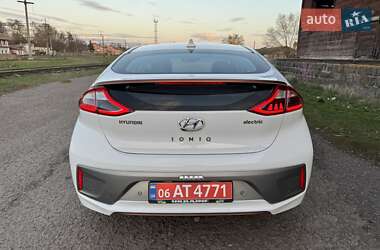 Хэтчбек Hyundai Ioniq 2018 в 
