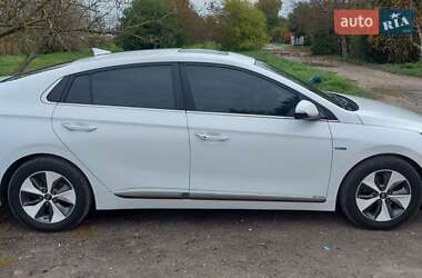 Хэтчбек Hyundai Ioniq 2016 в 