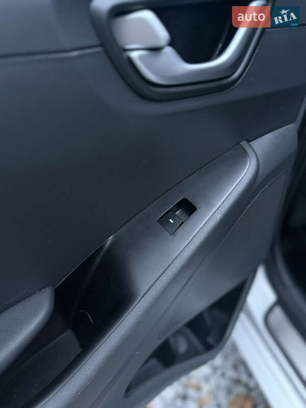 Лифтбек Hyundai Ioniq 2017 в Бродах фото 34 Лифтбек Hyundai Ioniq 2017 в Бродах