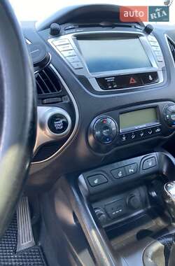 Позашляховик / Кросовер Hyundai ix35 2012 в 