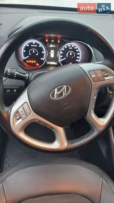 Позашляховик / Кросовер Hyundai ix35 2013 в 
