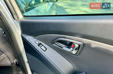 Внедорожник / Кроссовер Hyundai ix35 2010 в 