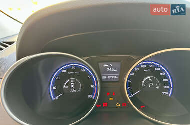 Внедорожник / Кроссовер Hyundai ix35 2010 в 