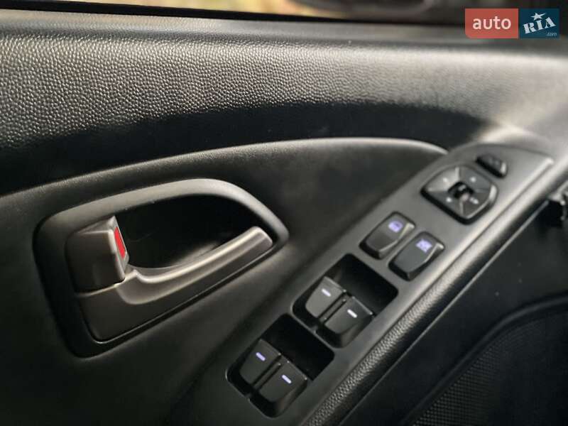 Позашляховик / Кросовер Hyundai ix35 2010 в Бурштині