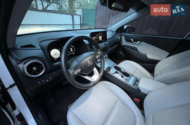 Позашляховик / Кросовер Hyundai Kona Electric 2021 в 