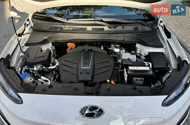 Внедорожник / Кроссовер Hyundai Kona Electric 2020 в 