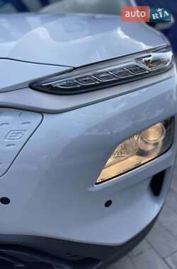 Внедорожник / Кроссовер Hyundai Kona Electric 2020 в 
