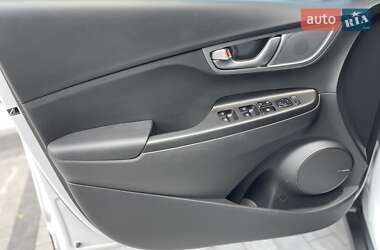 Внедорожник / Кроссовер Hyundai Kona Electric 2020 в 