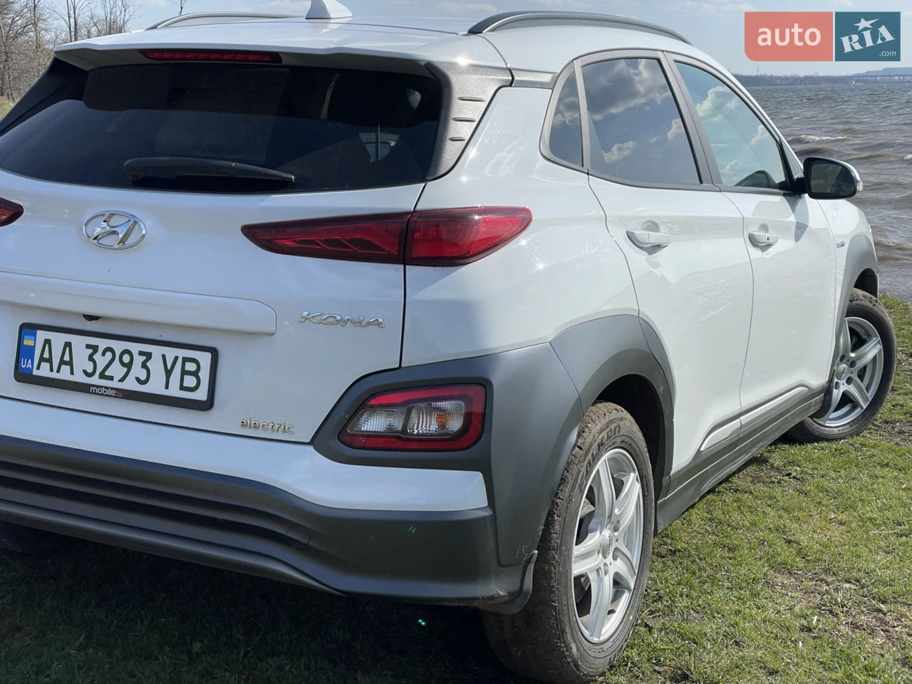 Продам Hyndai Kona 2019. Модельний ряд 2020. Початок експлуатаціі 04,2020. Підтверджено сервісними записами та на самому оф.сервісі. Пройдено чергове ТО на оф.сервісі з позначками в сервісній книзі. Пробіг 60тис. Топова комплектація. Щкіра, люк , електропакет, вентиляція/ підігрів сидіннь спереду і ззаду. Підігрів руля Топова акустика Krell. Не фарбована. В ДТП не була. Асистент руху в полосі, дистанціі, паркування тощо. Камера заднього виду Парктронік. Додатковий комплект гуми на дисках. Дві зарядки. Весь комплект як з заводу. Сервісна книжка. Можливо поставити на гарантію. Машина знаходиться в Кривому Розі. Обмін тільки на гроші. Майданчики не цікавлять.