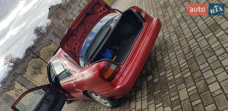 Седан Hyundai Lantra 1993 в Черновцах