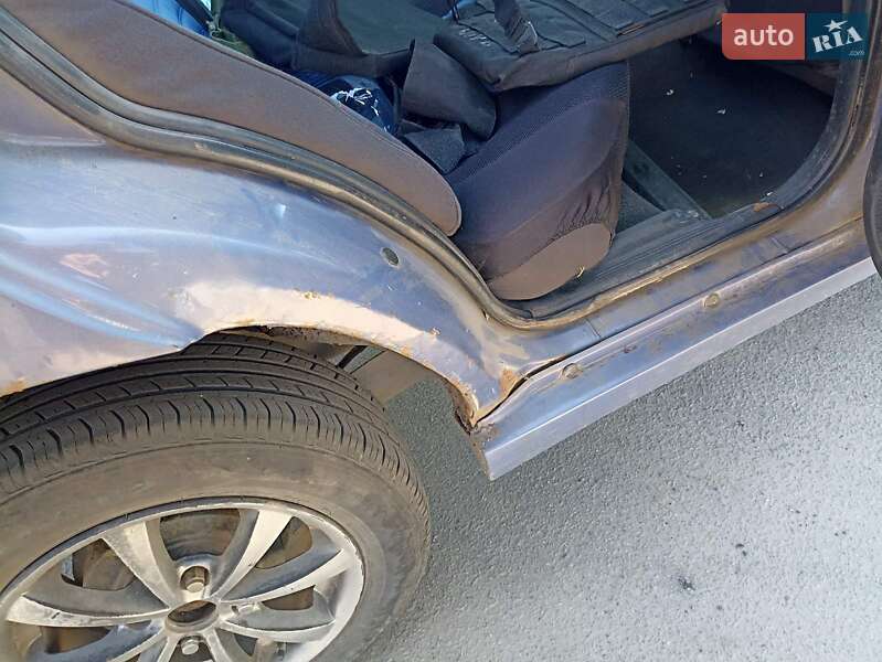 Седан Hyundai Lantra 1994 в Шостці