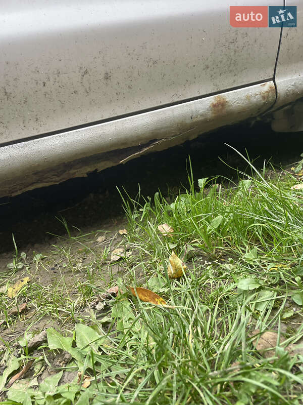 Седан Hyundai Lantra 1997 в Чернівцях