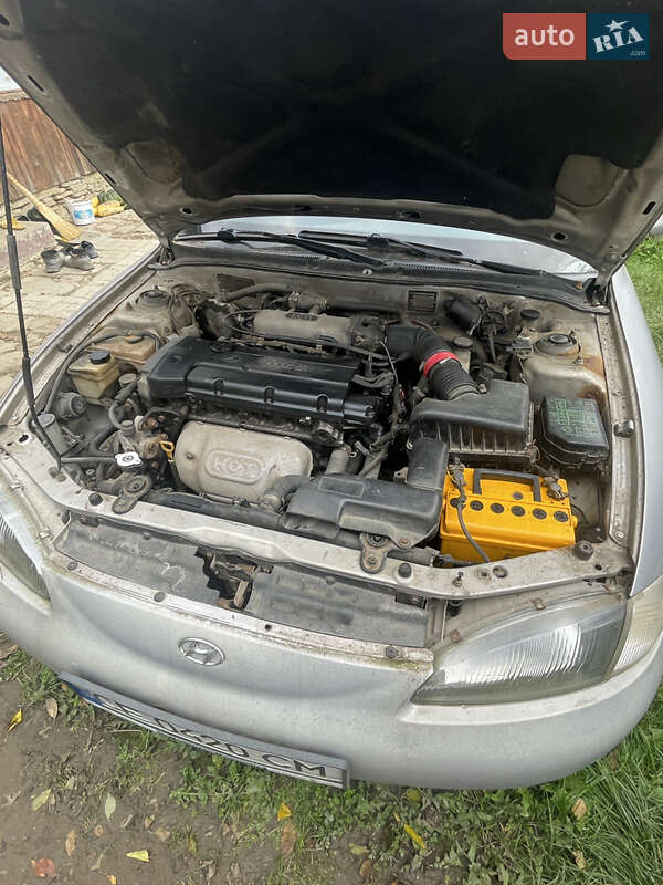 Седан Hyundai Lantra 1997 в Чернівцях