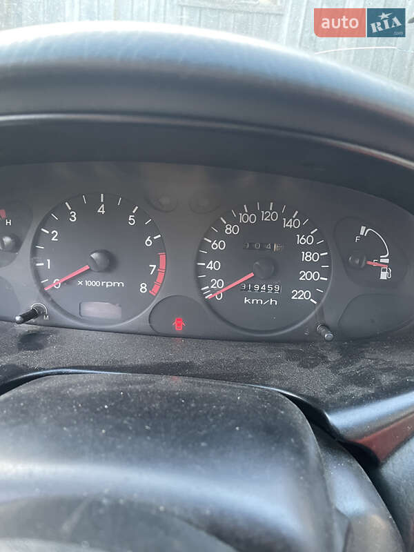 Седан Hyundai Lantra 1997 в Чернівцях