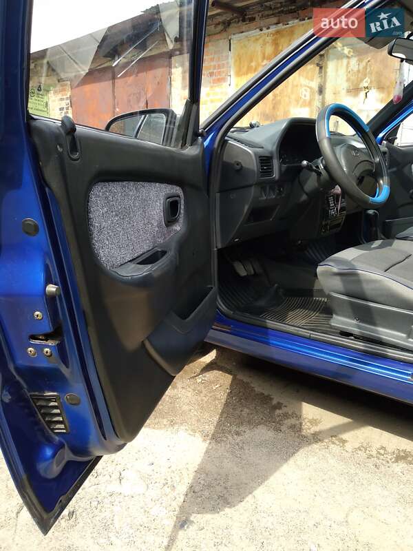 Седан Hyundai Pony 1992 в Ромнах