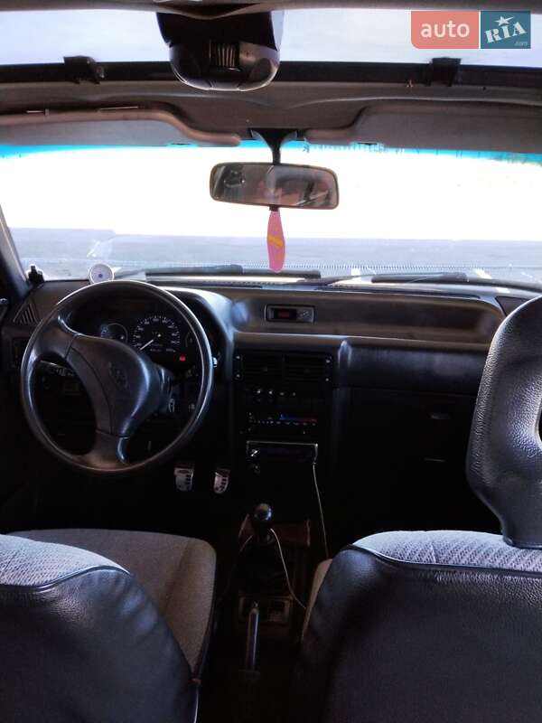 Седан Hyundai Pony 1993 в Корсунцях